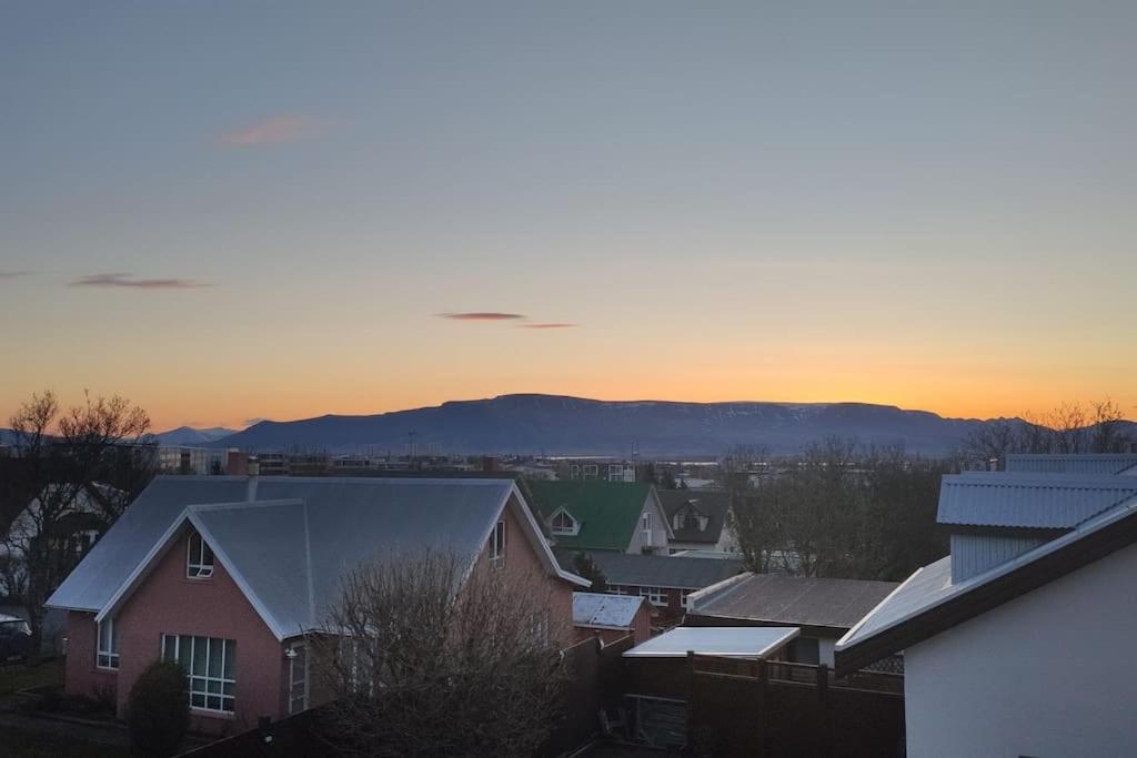 Icelandic Art Garden Villa W. Parking In Centre City Reykjavik Bagian luar foto